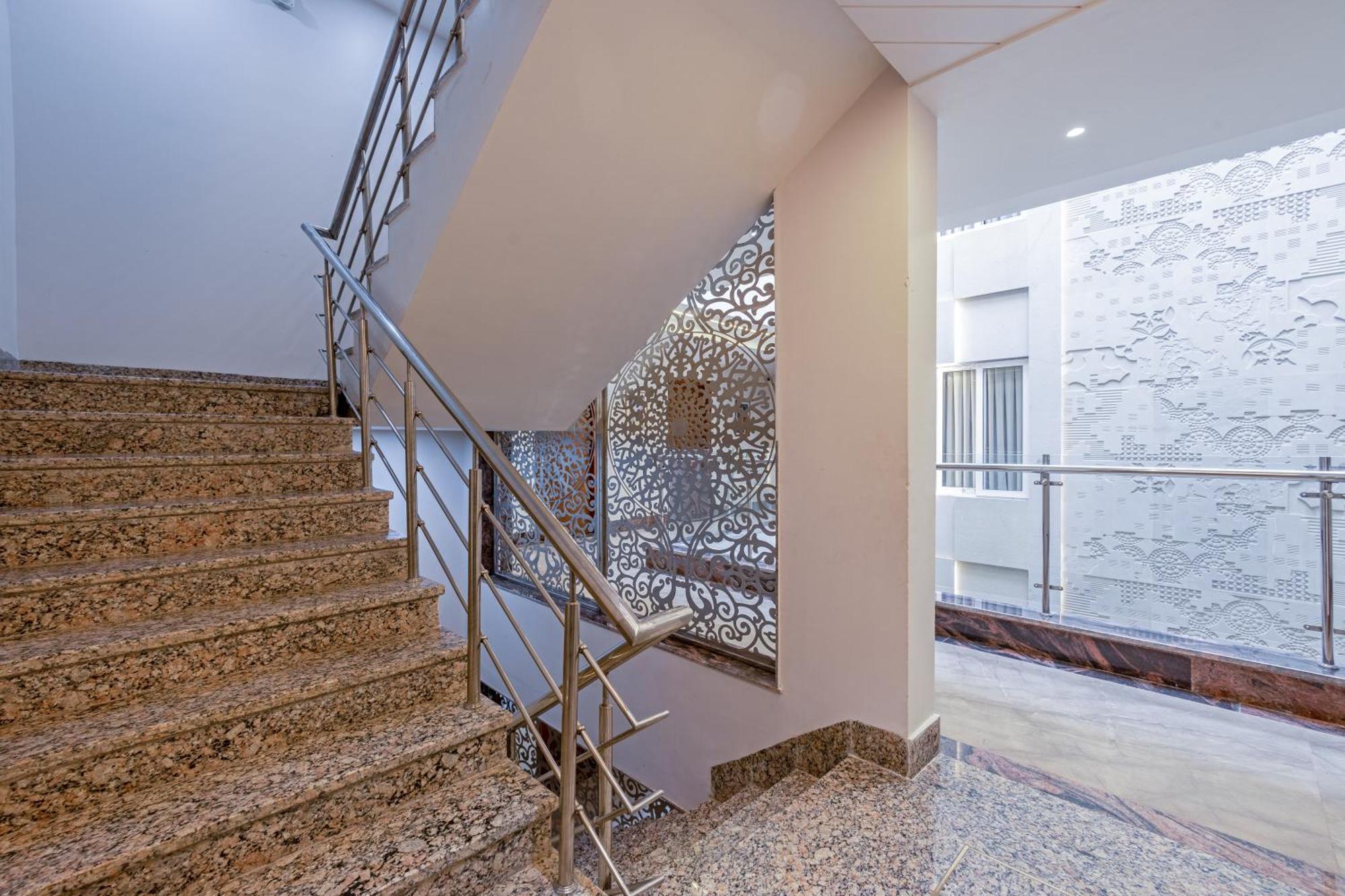 Hotel Ginger Palace Delhi Airport Ню Делхи Екстериор снимка